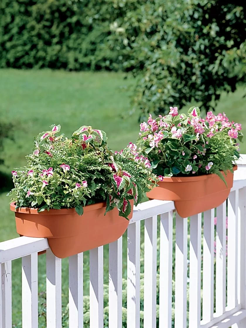 2' X 4' Railing Planter, 25" 3 2' X 4' Railing Planter, 25"